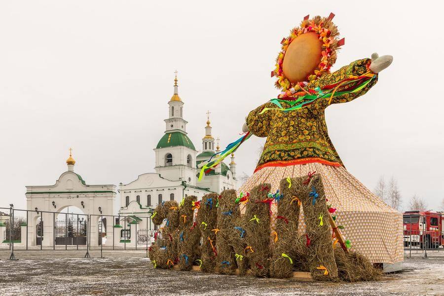 From early morning, Sretenskaya Square is decked out for the Winter Farewell