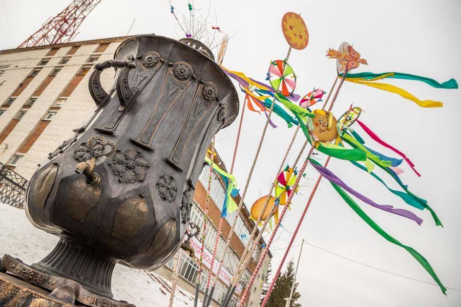 Russia’s largest forged copper samovar stands ready to treat guests to tea