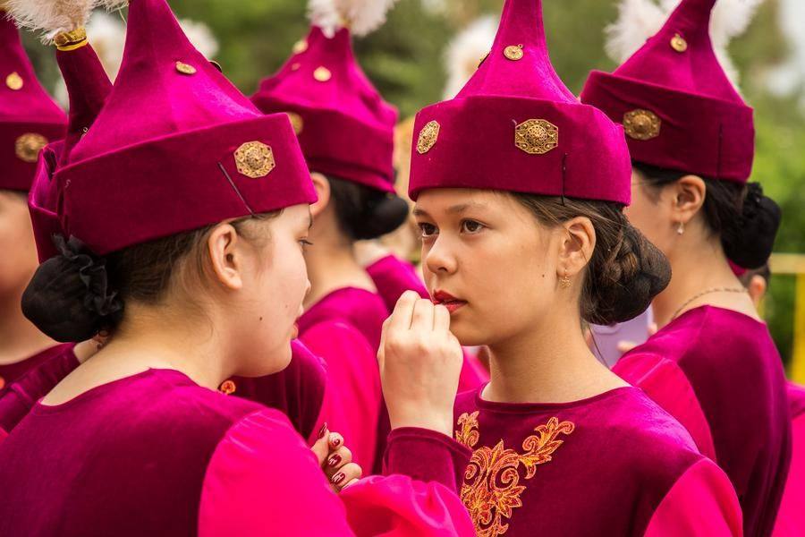 The young women just need to freshen up their lipstick to shine in the parade