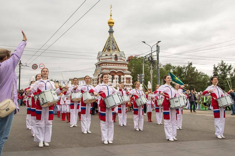 The column steps onto Lyubinsky Avenue