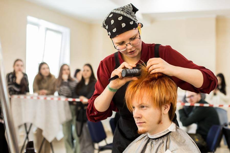 But the stylists have no time to chat with their support teams