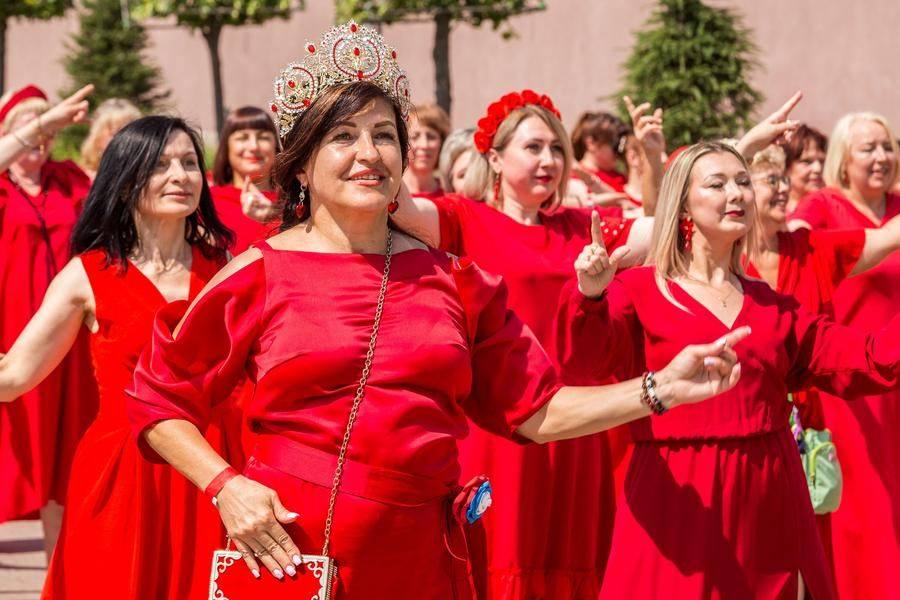 In the front rows — Oksana Taran from Omsk, whom we already know