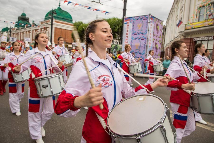 The drummers from the “Sun” team set the rhythm for the entire procession