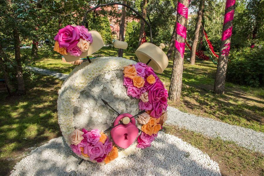 This year, each “Flora” composition invites viewers to reflect on the phenomenon of time