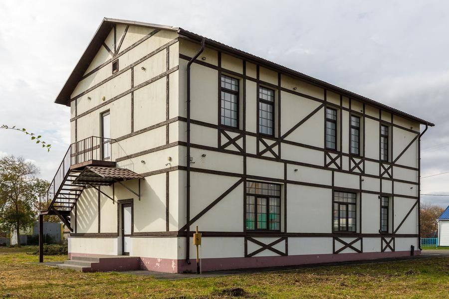 The program kicks off in Alexandrovka, at the museum building styled as half‑timbered architecture