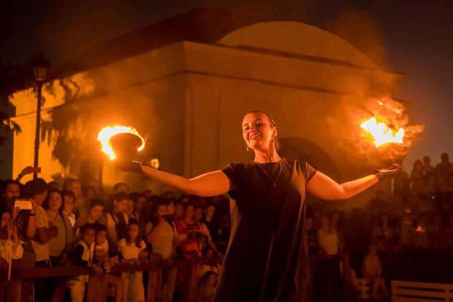 For six years now, the “Halo” Fire Theater has been delighting Omsk audiences with electrifying performances