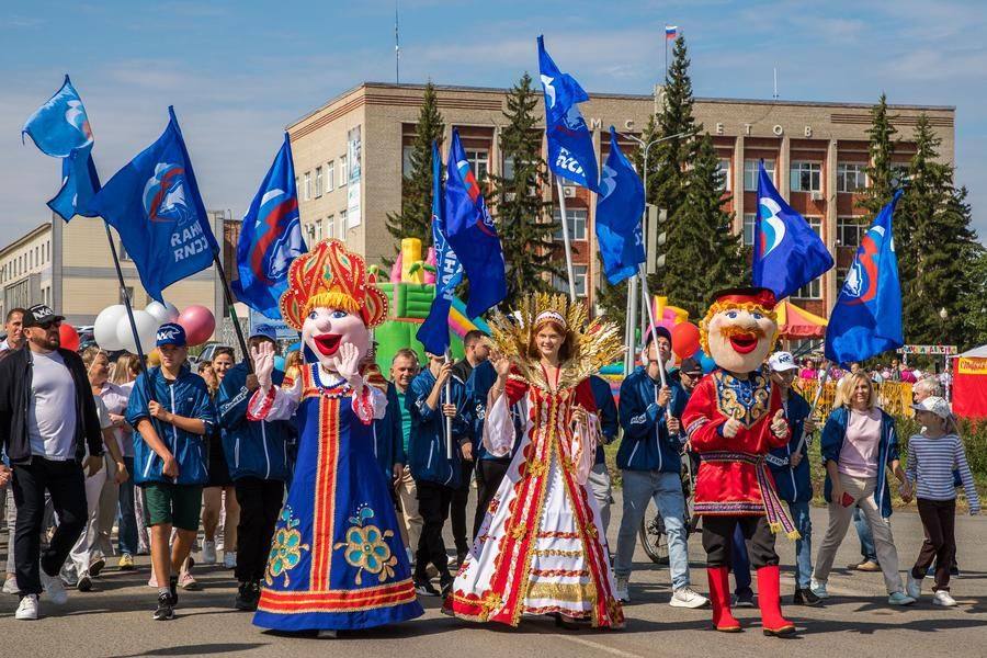 Traditionally, Kalachinsk Day Celebration kicks off with the “We Are a Part of Russia” parade
