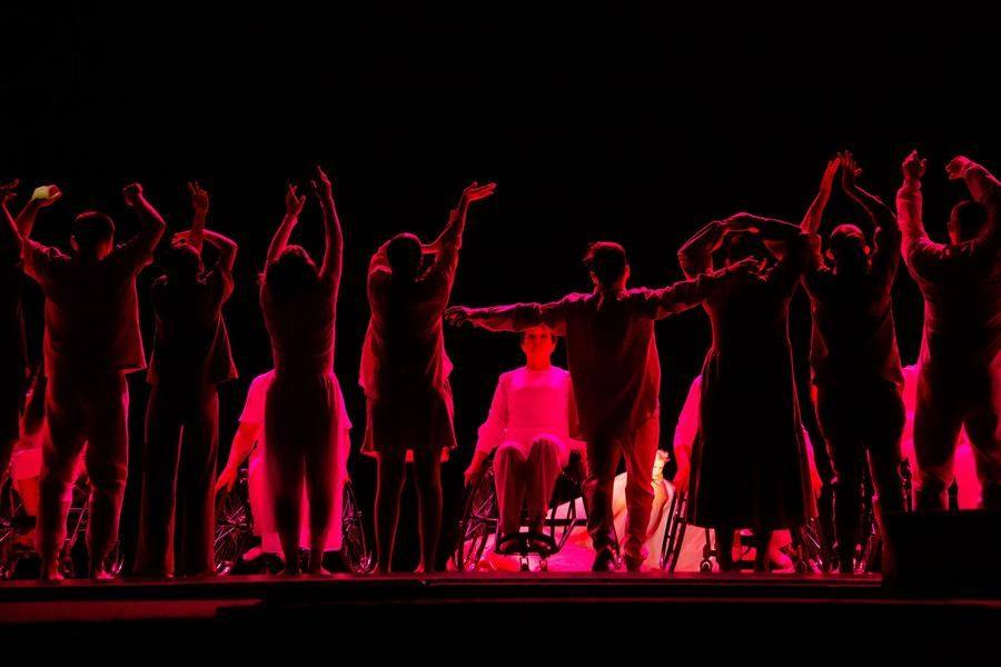 From the very first seconds, it is clear: this performance will be grand and tragic