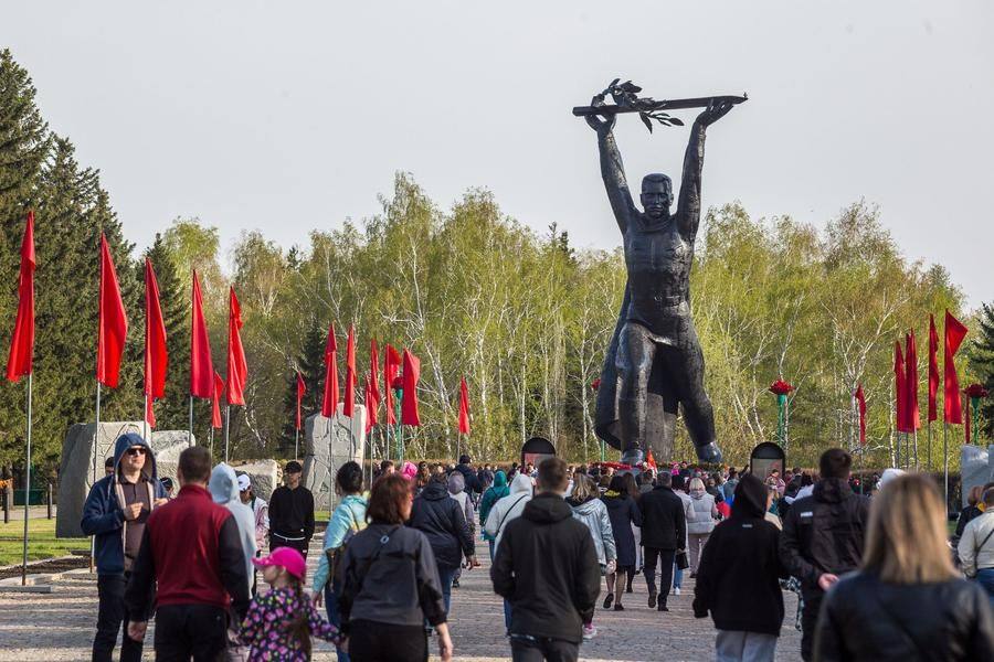 On entering the park, many visitors head first for the Liberator Soldier monument