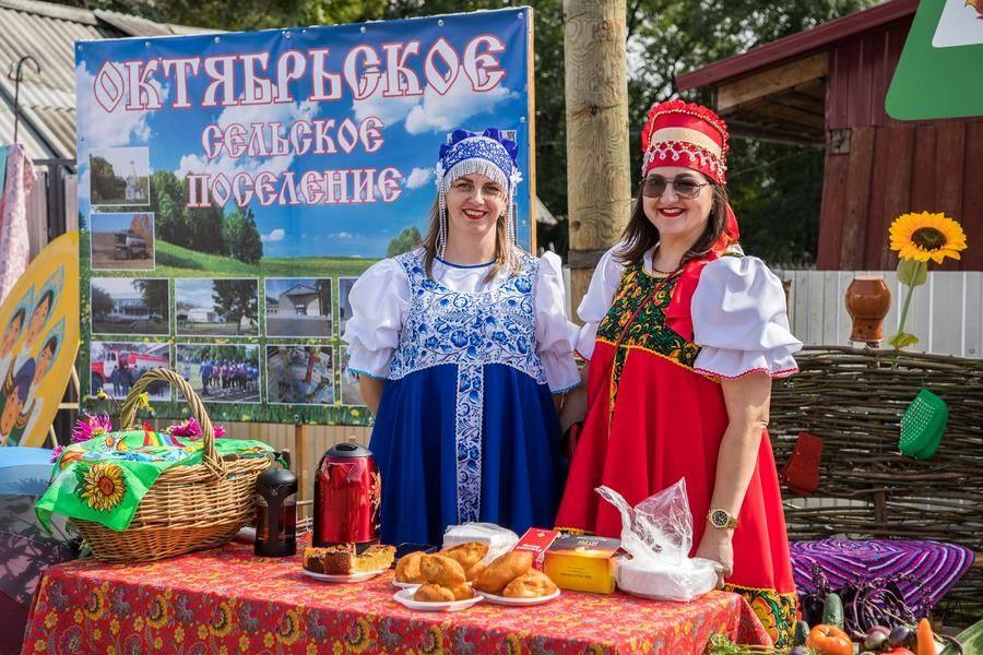 The fair rows stretch along Krasny Put Street