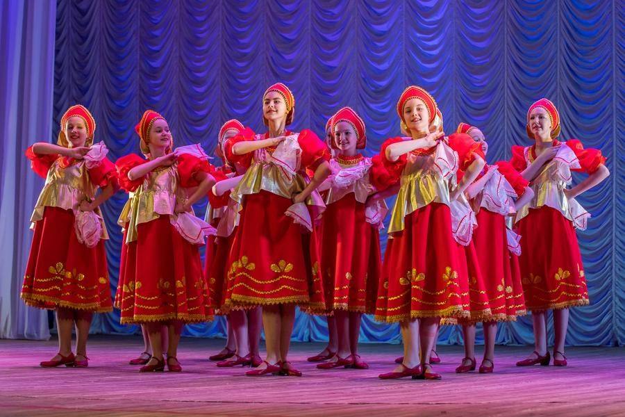 The concert opens with the famous “Kalinka”, performed by “Zefir” studio from the Omsk House of Friendship