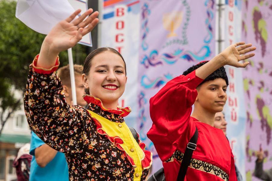 Omsk residents wave back at the artists from the “Native Land Gems” ensemble from Stakhanov