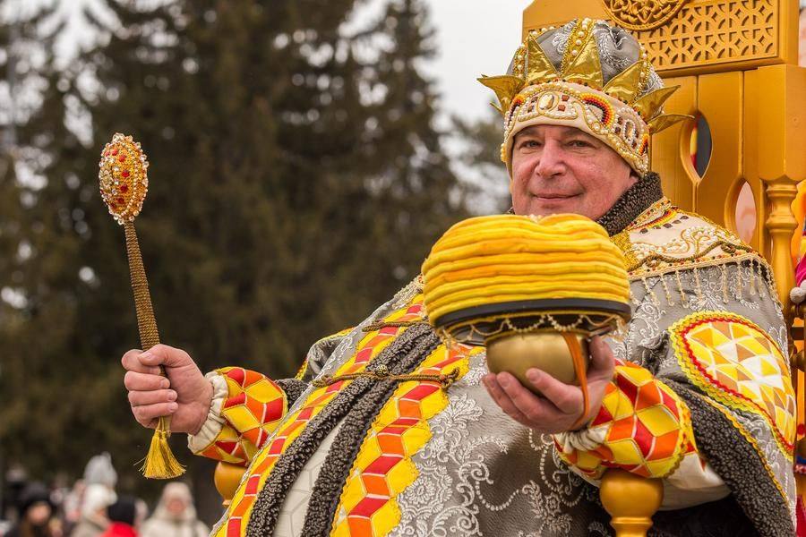 The star of the procession is the Pancake King on his throne