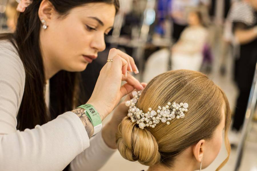 The accessory is the finishing touch: in a couple of minutes, the judging will start