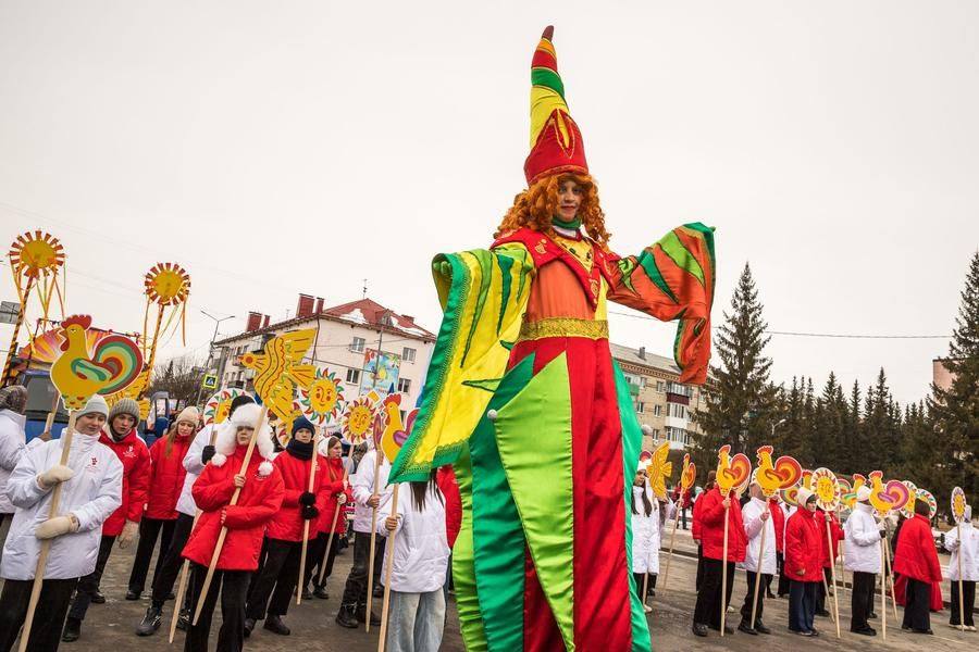 These are the stilt walkers from Tyumen’s “Chudeystvo” Theatre — they’ll be the highlight of the column