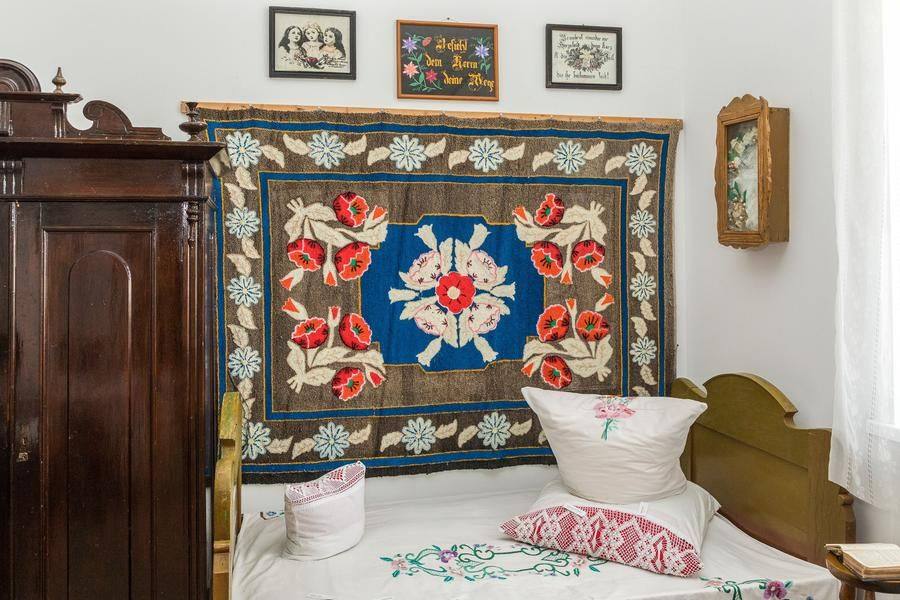 It recreates the interiors of typical homes of Siberian Germans at the turn of the 19th–20th centuries and from later periods