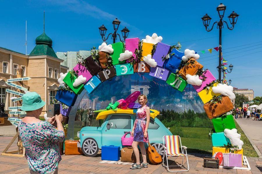 The central photo area is dedicated to domestic tourism