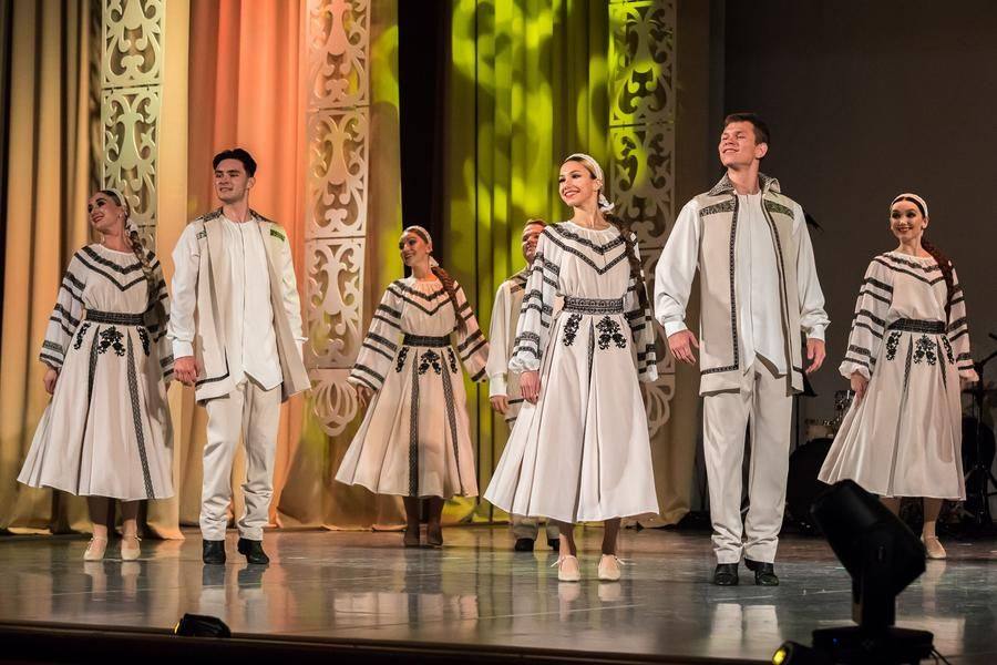 The group’s solo concert opens with a premiere number (following the prologue)