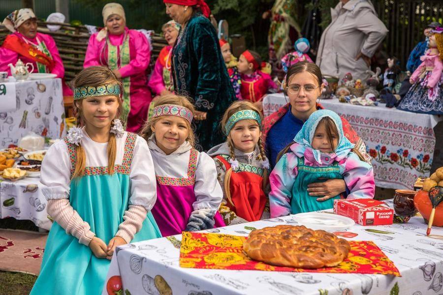 Locals from Alekseevskoe are the first to welcome the guests