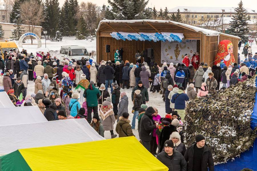 The compact stage area gives all participants a clear view of the performers