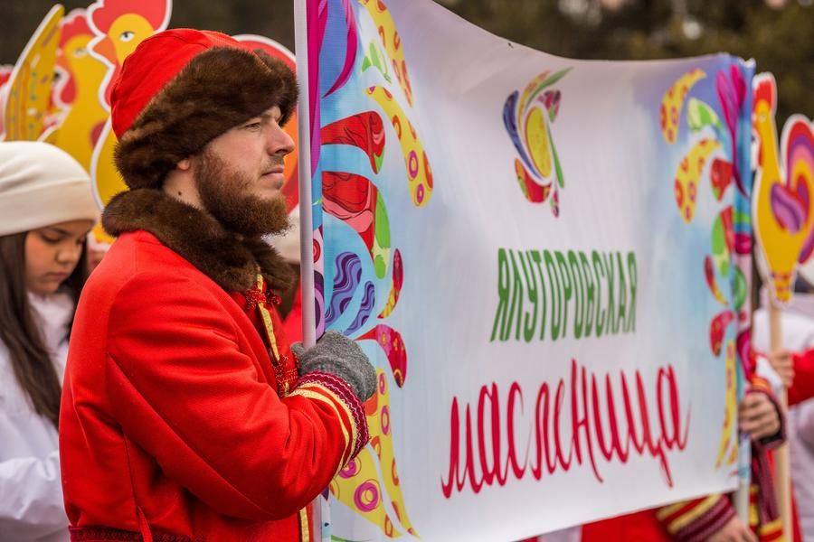 At noon, the Maslenitsa procession sets off