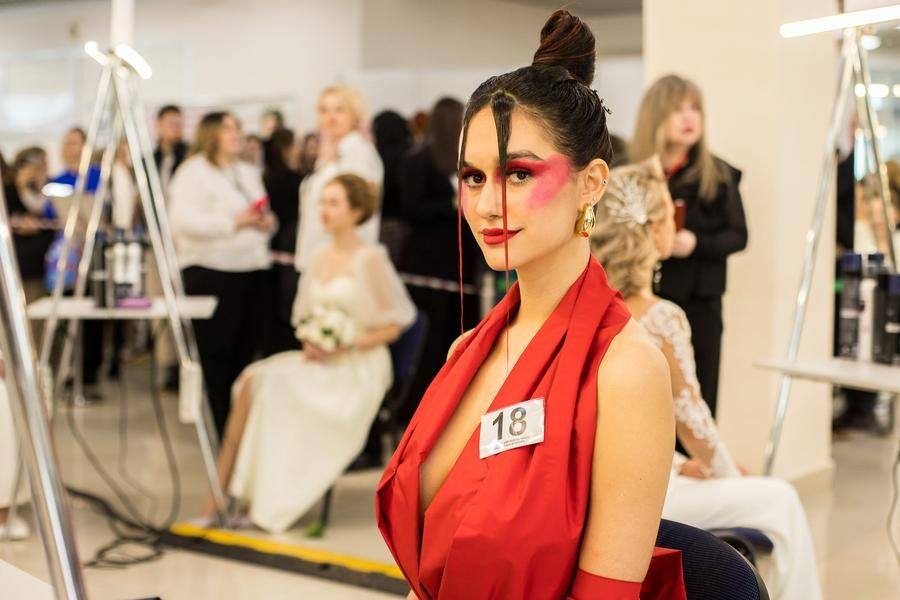And a bride’s bold red against the familiar white is absolutely beyond praise!