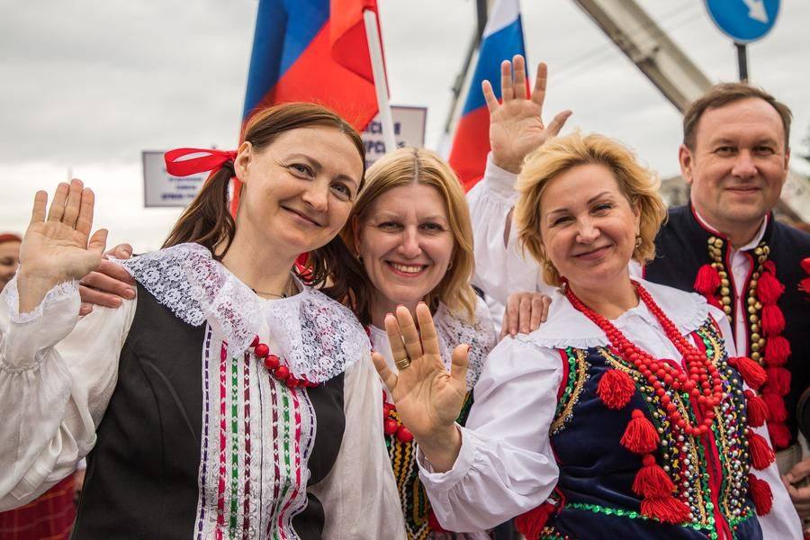 The Polish Cultural Center “Polonaise” manages to smile for the press while marching