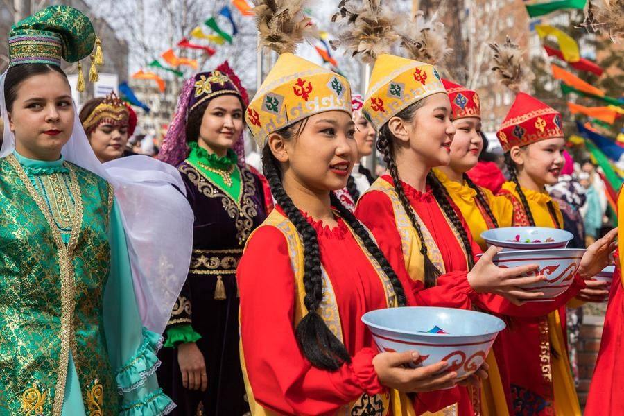 In the rays of the sun, the bright national costumes look amazing