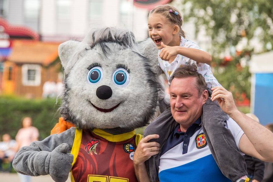 The mascot of the “Oilman” club greets Dmitry Krikoryants, the region’s sports minister