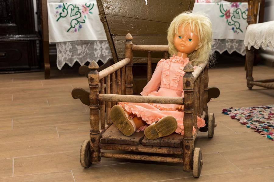 The details are worth a closer look: in an old pram passed down from a great‑grandmother sits a luxurious Soviet‑era doll