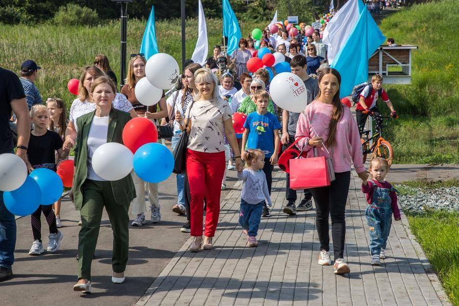 After making some noise on the central streets, they finish at Yuri Gagarin Park