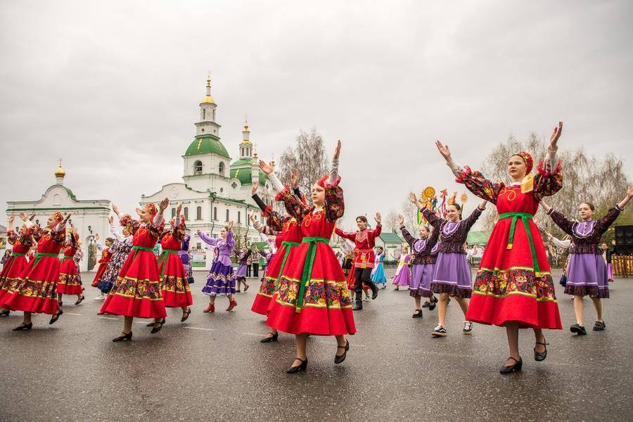 The town’s creative groups gladly share their cheerful mood with the crowd