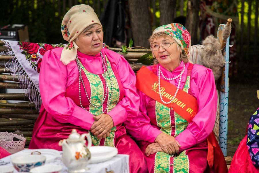 At their homestead, they not only treat visitors to tea and baked goods but also sing lingering, traditional songs