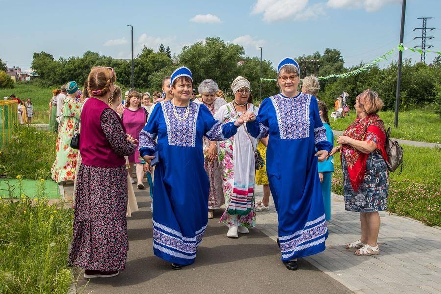 To make it easier for newcomers, the organizers chose dances with simpler patterns