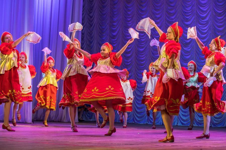 The dance’s distinctive feature is the alternation of slow and fast rhythms, along with circular movement