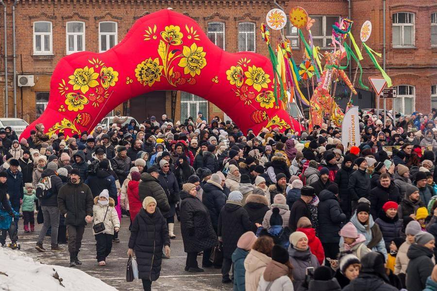 Following the procession, thousands of festival guests head to Sretenskaya Square