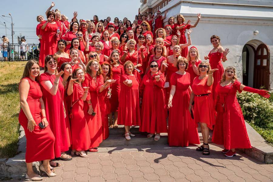 The first group photo on the route is taken on the steps of the Serafimo‑Alekseevskaya Chapel