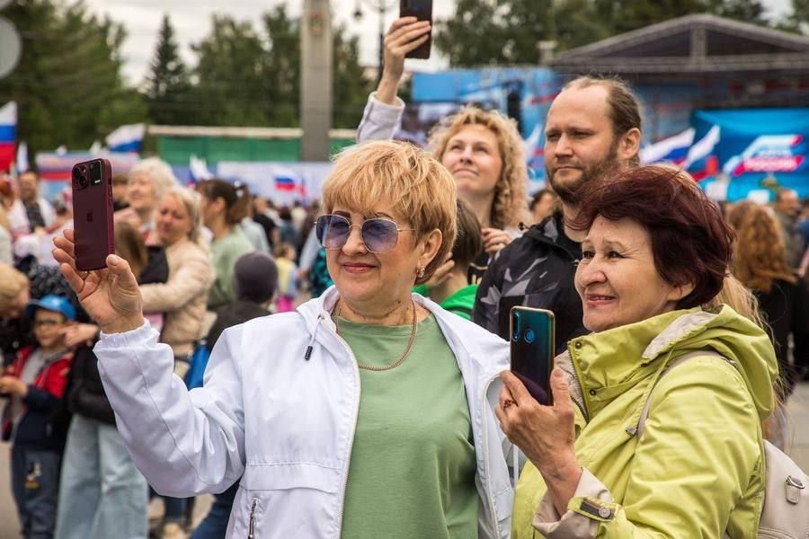 Following the trends of the 21st century, spectators record the event on their cameras