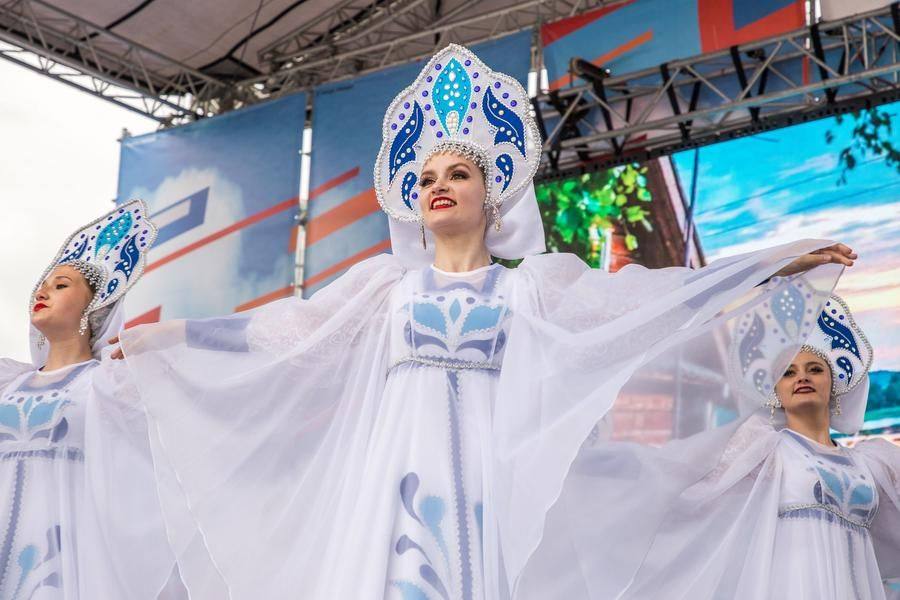 The prologue is perfectly set by a performance from the “Siberian Patterns” dance ensemble