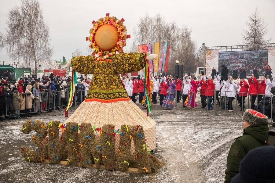 The elegant effigy near the stage marks the final point of the route