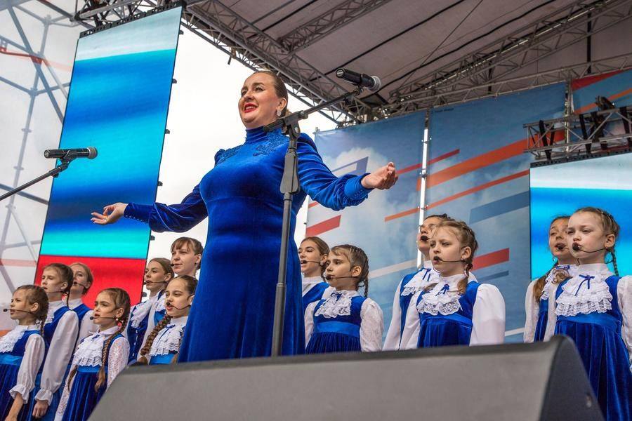 The National Anthem of Russia, just like last year, rings out in the brilliant rendition by the “PrimaVera” choir