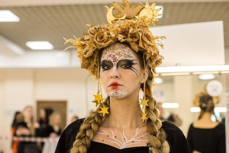Almost all the authors complement their fantasy looks with costumes and headpieces