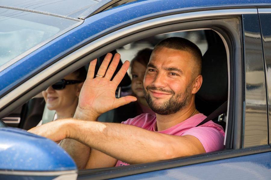 Drivers respond with short honks and admiring smiles
