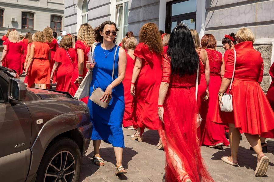 Meanwhile, the ladies in blue dresses aren’t part of our column!
