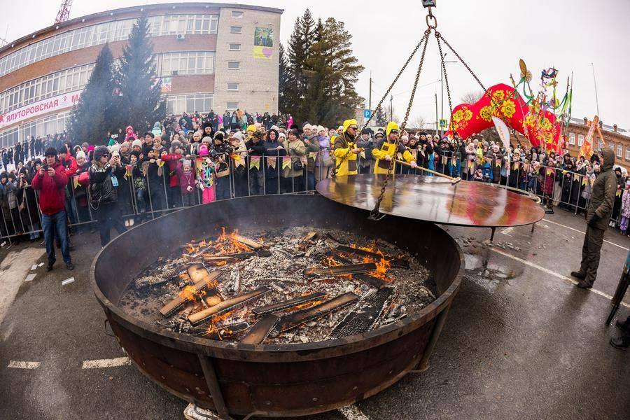The highlight of the program: baking pancakes on pans with a 3‑meter diameter