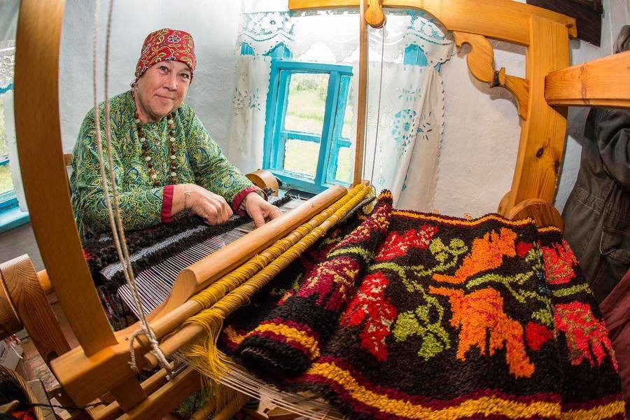 The main attraction of the house is the famous Krestiki carpets!