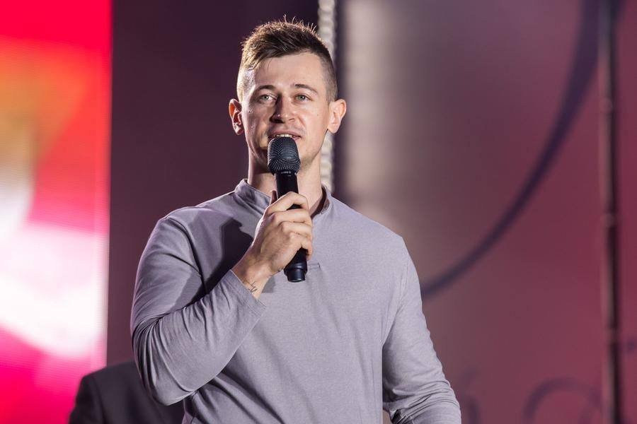 Before thousands of spectators, a simple guy named Artyom appeared…