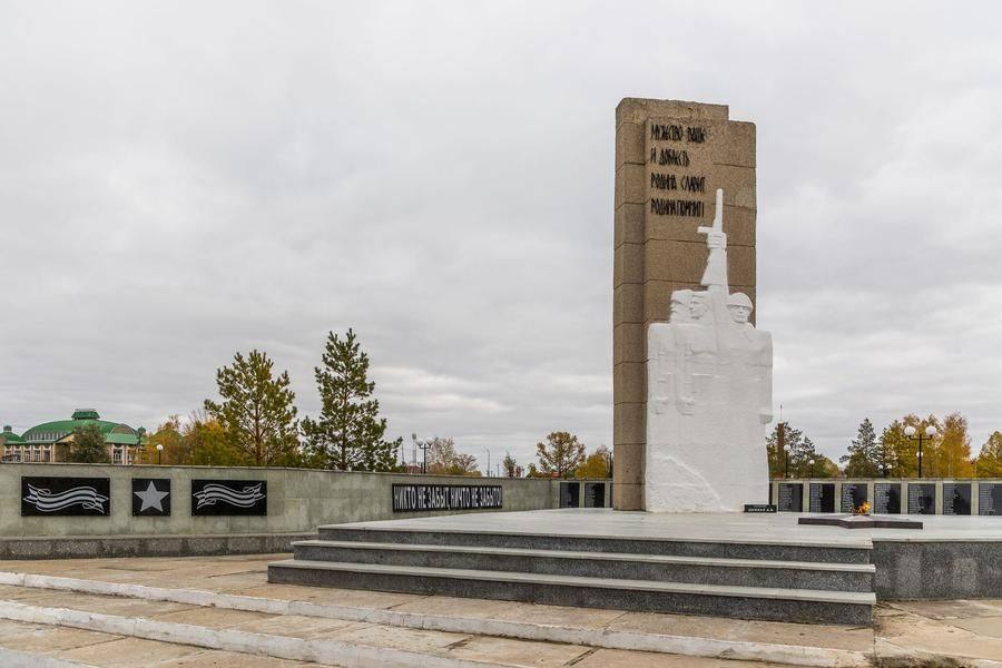 The park’s focal point is the memorial to Poltavka’s soldiers of World War 2, unveiled in 1967