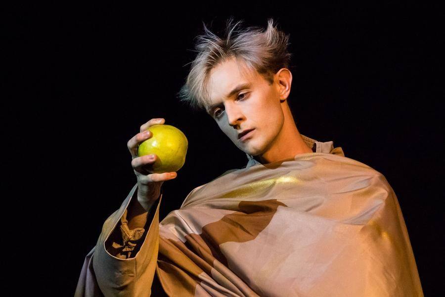 Dante appears on stage with an apple for the first time: a symbol of temptation and the Fall
