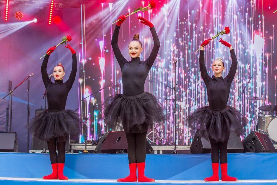 The program opens with the “Universe” Dance Theatre from the City Creativity Center
